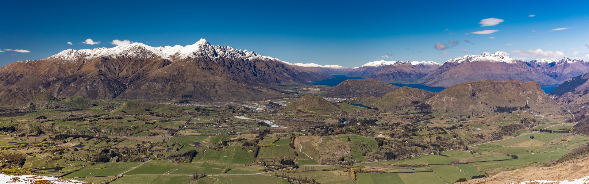 Panoramic view of the Wakatipu basin with the Remarkables and Lake Wakatipu